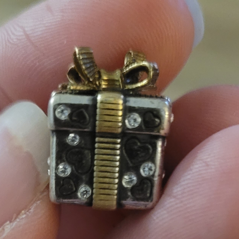 Gift Charm - Picture 2 of 8